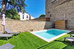 Piscine privée et espace détente du gîte Le Pressoir à Montblanc dans l’Hérault