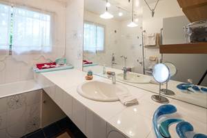 Baignoire et Douche suite parentale rez-de-chausée