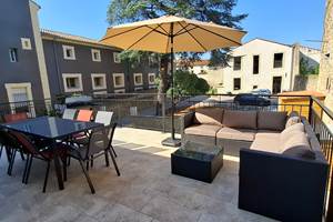 Terrasse avec salon extérieur du gîte Le Pressoir, suite parentale.