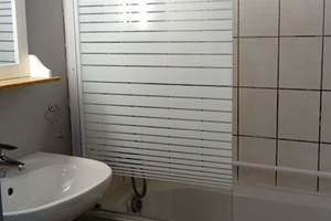 salle de bain avec baignoire et douche