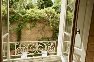 vue sur le jardin clos chambre romantique des chambres d'hôtes la Rougeanne près de Carcassonne