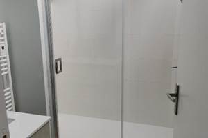 Douche XXL dans salle d'eau séparée.