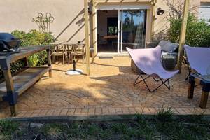 terrasse privée avec salon jardin et transats