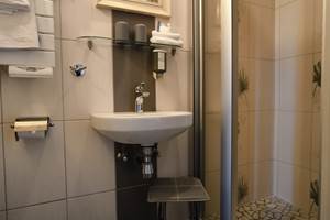 petite salle de bain, douche/wc, chambre "lin et ficelle"