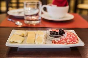 petit-dejeuner-assiette-charcuterie-fromages