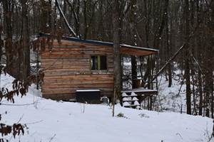 cabane sous la neige