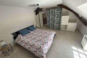 Chambre 1 avec lit double, armoire et tiroirs