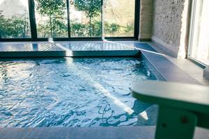 Zone spa de la piscine chauffée dans la grange - Domaine des Cyclamens