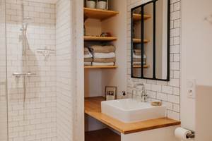 Tons naturels et agencement pratique dans les salles de bains