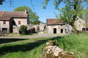 le-chateau-de-pervinquieres-exterieur