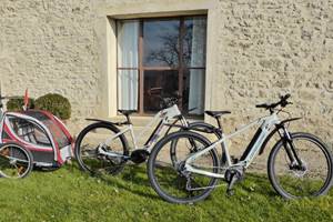 Vélos électriques les gites de fred en Dordogne à disposition des clients