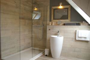 Salle de bain avec grande douche - chambre d'hôte le colombier bretagne