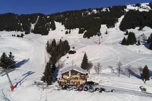 Les deux pistes desservant le chalet
