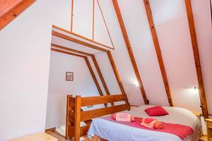 Le grand lit dans la chambre