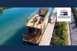 Vue aérienne d’un houseboat, offrant un séjour atypique sur l’eau à Saint-Gilles dans le Gard, au cœur d’un environnement naturel paisible et dépaysant.