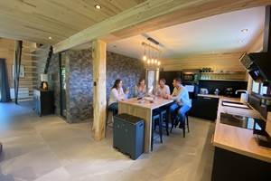 Grande cuisine toute équipée avec îlot central