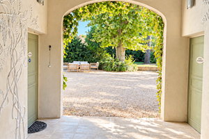 "L'entrée du patio, comme une invitation à découvrir l'atmosphère singulière du Mas, entre esprit hacienda et douceur provençale"