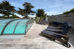 Logis-Les-Trois-Moulins-Ile-de-Ré-piscine-avec-transats