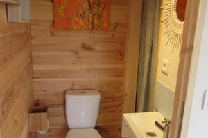 chalet cocooning avec coin repas, salle de bain et toilettes