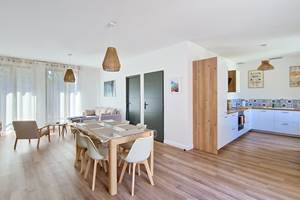 Grande pièce de vie du gîte Le Pressoir avec séjour, salle à manger et cuisine ouverte