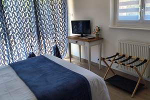 chambre-lessentielle-lit-tv-bureau-la-fleche