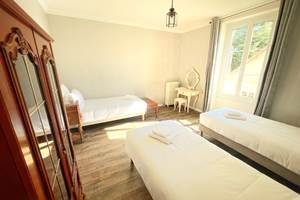 La Maison Voyage 41 - vue ensemble  coiffeuse chambre trois personnes - Suite Familiale Magie