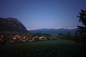La lune eclaire les sommets des Alpes