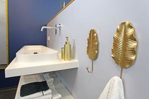 Salle de bain moderne avec une douche italienne