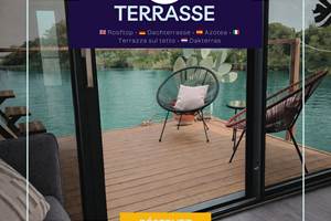 Petite terrasse à l’avant idéale pour le petit-déjeuner, offrant un espace extérieur agréable avec vue sur l’eau pour profiter d’un moment calme et ensoleillé.