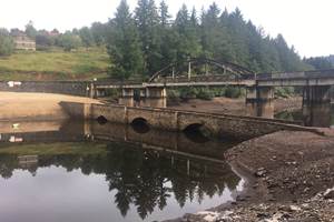Les 2 ponts de chatelus en période de maintenance des installations des barrages