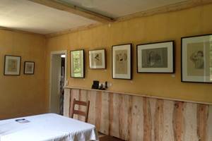 cuisine-salle à manger du gîte de la maison forestière de la Soie - tradition du bois dans la vallée de la Vezouze au sud de la Meurthe-et-Moselle