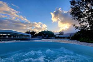 Moment de calme au bord de la piscine du domaine sous un ciel spectaculaire en Corse du Sud.