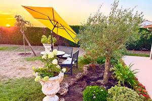 terrasse-jardin-parasol-jaune_mas-des-anges_soussans-margaux