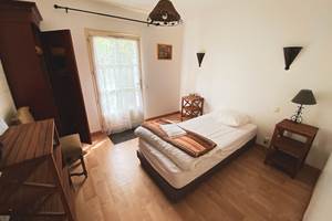 La chambre n°7 avec 2 lits 80*190 avec accès sur l'allée végétalisée de Toutes Les Fillattes