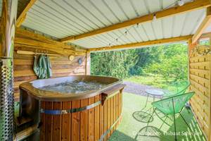 Espace bien-être : bain nordique avec eau chauffée à 38°C et douche extérieure. crédit photo Thibaut Schenkel