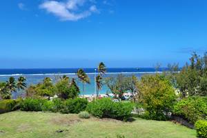 Vue de la terrasse sur la mer et le jardin à la saison des pluie