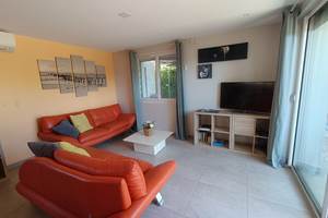 coin tv avec vue sur le jardin