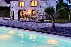 Vue sur la piscine en soirée