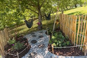 Espace détente ombragé avec des hamacs