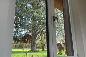 La chaumiere sous le regard du grand cedre