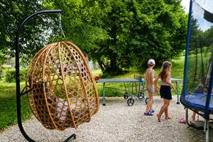 Les enfants jouent, les parents se détendent