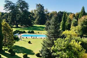 Vue sur le parc et la piscine
