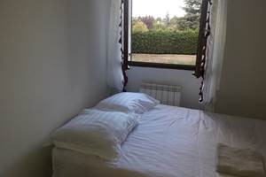 Belle chambre 2 personnes-Le Philosophe-Chambre Canella-Lit double- vue jardin-Les Gîtes de Josefine et Voltaire