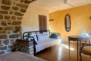 la calade chambres d'hotes et espace bien être ardèche chambre ocre lit une place