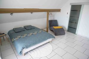 Grande chambre à l'étage avec lit 160x200