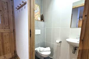 WC séparé avec lavabo