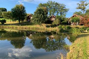 les chalets de Meilhac, vue du plan d'eau