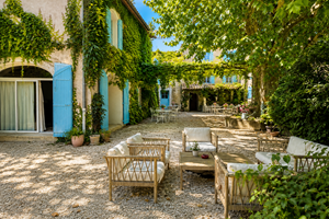 La cour du Mas, un lieu paisible et convivial au coeur de la maison d'hôtes