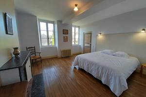 La chambre est exposée plein sud. Elle dispose d'un parquet en chêne. Un lit d'appoint peut être ajouté facilement..