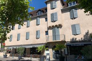 La façade du Logis Contact Hôtel Restaurant Le Beaulieu Beaulieu sur Dordogne Vallée de la Dordogne